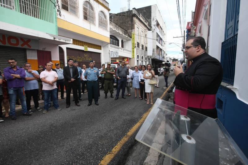 Leia Braúna mora há dois anos e meio no bairro da Cidade Velha e vê com alegria a instalação de uma sede da Polícia Militar na Rua Dr. Assis, bem pertinho de sua casa. O novo prédio da 1ª Companhia do 2º Batalhão da PM foi inaugurado na tarde desta quinta-feira, 5, e agora além de estar mais acessível aos moradores dos bairros da Campina, Reduto e Cidade Velha, oferece melhores condições de trabalho aos militares. O local foi cedido pela Arquidiocese de Belém em fevereiro deste ano de forma gratuita e por tempo indeterminado. Antes disso, a sub-unidade funcionava no 3º andar da seccional do Comércio. O Major Luiz Octávio, comandante do 2º Batalhão, informa que a Companhia atua com 165 policiais militares, que atendem cerca de 24 mil moradores da área. “A proximidade da Polícia Militar com a comunidade é um ponto primordial da instalação da 1ª Companhia, além de ser estratégico, porque se coloca em uma posição de atendimento rápido tanto ao Reduto, quanto para Campina e a própria Cidade Velha”, afirmou o oficial. Na foto, padre Roberto Carvalho.
FOTO: CARLOS SODRÉ / AG. PARÁ
DATA: 05.04.2018
BELÉM - PARÁ <div class='credito_fotos'>Foto: Carlos Sodré/Agência Pará | <a href='/midias/2018/originais/7f8d9f88-8f41-4c84-8edb-5d8070c0edba.jpg' download><i class='fa-solid fa-download'></i> Download</a></div>