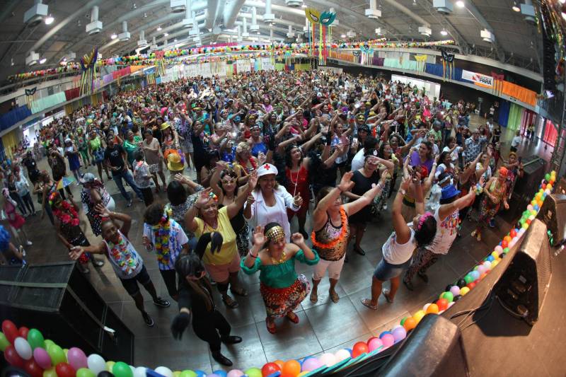 Mais de quatro mil idosos caíram na folia na tarde desta quarta-feira (7), durante o 18° Baile Carnavalesco da Melhor Idade, do projeto Vida Ativa, executado pela Secretaria de estado de Esporte e Lazer (Seel). Uma das grandes atrações foi o concurso que escolheu a “Rainha das Rainhas” da terceira idade, título que este ano ficou com a candidata Lindaura Cardoso, de 63 anos.
FOTO: CARLOS SODRÉ / AG. PARÁ
DATA: 07.02.2018
BELÉM - PARÁ <div class='credito_fotos'>Foto: CARLOS SODRÉ / AG. PARÁ | <a href='/midias/2018/originais/7f946166-378e-4736-82cc-ee90716a7696.jpg' download><i class='fa-solid fa-download'></i> Download</a></div>