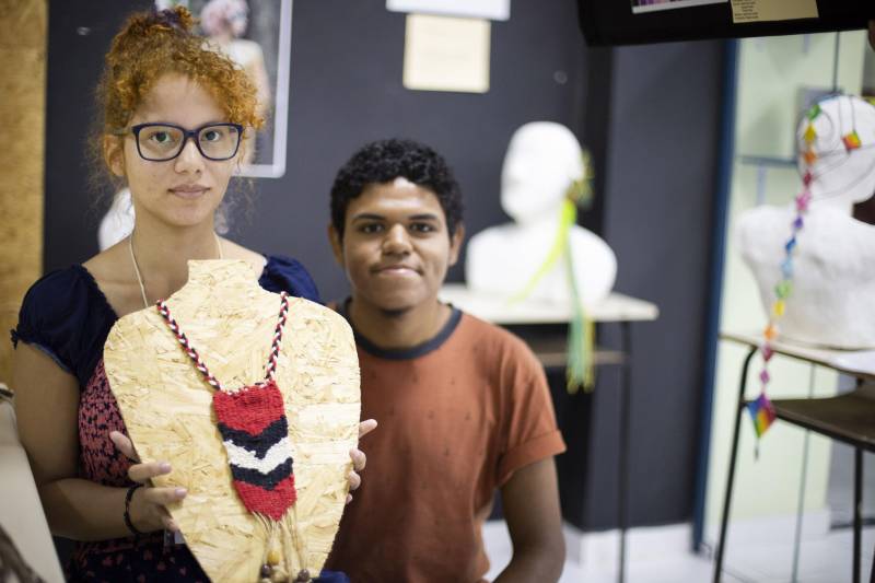 Trabalhos de alunos de graduação do curso de Bacharelado em Design da Universidade do Estado do Pará (Uepa) estão reunidos na exposição A Diversidade da vida em adornos, que fica aberta à visitação até o próximo dia 22 de junho, no Centro de Ciências Naturais e Tecnologia (CCNT). Na foto, os alunos Emanuely Luz e Leonan Oliveira, estudantes do quinto semestre do curso, utilizaram a técnica de tecelagem manual para desenvolver um adorno corporal.
FOTO: NAILANA THIELY / ASCOM UEPA
DATA: 12.06.2018
BELÉM - PARÁ <div class='credito_fotos'>Foto: Nailana Thiely / Ascom Uepa | <a href='/midias/2018/originais/7f98c505-80a8-4c90-9035-f772fe2d9371.jpg' download><i class='fa-solid fa-download'></i> Download</a></div>