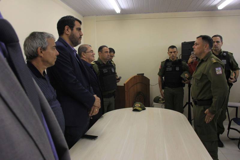 O município de Sapucaia recebeu nesta quarta-feira, 5, uma Unidade Integrada Pro Paz (UIPP). Um investimento do Governo do Estado de R$ 1.134.131,00. Segundo o Secretário de Estado de Segurança Pública, Luiz Fernandes, afirma que já mais de 80 novas UIPP’s no Pará, com as reformadas e reestruturadas esse número chega a 120 unidades. O titular da SEGUP destaca que o mais importante não é a estrutura física, mas o conceito empregado. De Sapucaia, a comitiva foi para Redenção onde inaugurou o 7º Batalhão de Polícia Militar, uma obra orçada em R$ 2.808.000,00. Atualmente o BPM conta com 145 policiais, 6 viaturas incluindo a Patrulha Rural e 12 motocicletas. O Comandante do Batalhão, o Major José Ricardo Chaves, informou que a maior ocorrência no município são roubos de motos, mas pontuou que a maior parte dos veículos é encontrada pela PM na cidade e cidades vizinhas.

FOTO: RODOLFO OLIVEIRA / AG PARÁ
DATA: 05.12.2018
REDENÇÃO - PARÁ <div class='credito_fotos'>Foto: Rodolfo Oliveira/Ag. Pará   |   <a href='/midias/2018/originais/7fa91bc4-3de2-46ce-ac9b-ed21e1907a29.jpg' download><i class='fa-solid fa-download'></i> Download</a></div>