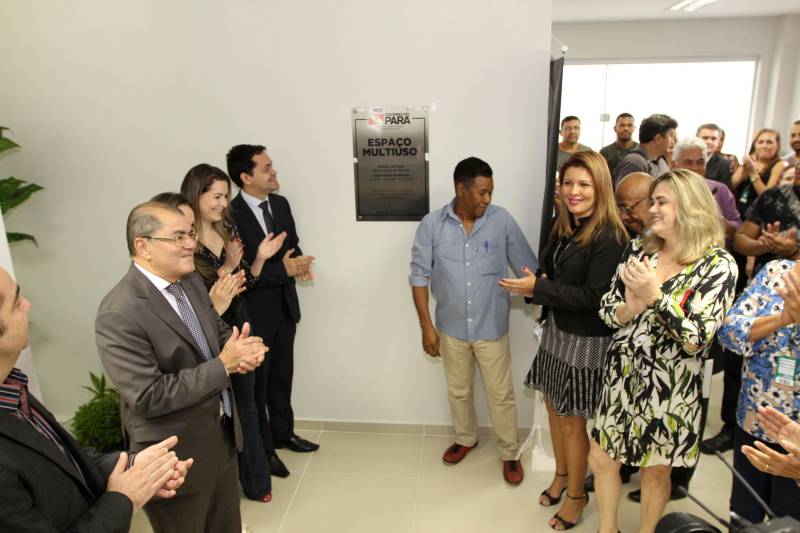 Restaurante self service, rampa de acesso, nova fachada, câmeras de vigilância e elevadores elétricos. O prédio-sede da Secretaria Estadual de Meio Ambiente e Sustentabilidade (Semas), em Belém, continua no mesmo lugar, mas parece novo. Após um processo de reforma, o prédio foi entregue aos servidores nesta sexta-feira, 16, pelo governador Simão Jatene. Além do restaurante self service, foi criado outro espaço coletivo no 2º andar (foto), equipado com microondas e outros equipamentos, para servidores que preferem levar a própria alimentação.
FOTO: CRISTINO MARTINS / AG. PARÁ
DATA: 16.03.2018
BELÉM - PARÁ <div class='credito_fotos'>Foto: Cristino Martins/Ag. Pará | <a href='/midias/2018/originais/7faabf32-5a25-46a4-af65-1f4b5e3af289.jpg' download><i class='fa-solid fa-download'></i> Download</a></div>
