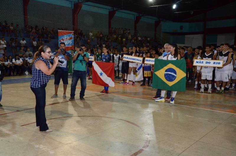 Uma intensa programação cultural, social e esportiva movimenta a cidade de Mãe do Rio, nesta sexta-feira (11), quando o município comemora 30 anos de fundação. Os competidores da etapa regional de Mãe do Rio dos Jogos Estudantis Paraenses (Jeps) terão um forte aliado durante os cinco dias da competição: a animação da torcida local. Ana Glória Guerreiro (foto), coordenadora do NEL, deixou uma mensagem de incentivo para todos os atletas na abertura do evento.
FOTO: ELISEU DIAS / ASCOM SEDUC
DATA: 09.05.2018
MÃE DO RIO - PARÁ <div class='credito_fotos'>Foto: Eliseu Dias / Ascom Seduc | <a href='/midias/2018/originais/7faed3dd-205c-4c6e-bc7d-cdb09d2f0314.jpg' download><i class='fa-solid fa-download'></i> Download</a></div>