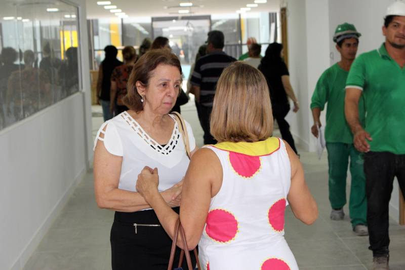 Na tarde desta quarta-feira (28), representantes de secretarias que integram o comitê gestor do Plano Estadual de Ações Integradas à Pessoa com Deficiência (Existir) visitaram as obras do Centro Integrado de Inclusão e Reabilitação (CIIR), em Belém. A visita técnica foi solicitada por Daniele Khayat, diretora-geral do Núcleo de Articulação e Cidadania (NAC), do Governo do Pará, com o objetivo de informar aos participantes do Plano sobre o andamento da obra e mostrar as ações planejadas para o local. “É muito importante que todos que trabalham diretamente com a pessoa com deficiência saibam o que está sendo feito. Afinal, são eles que vão atuar aqui. Pudemos ver de perto os espaços onde funcionará a triagem, reabilitação, radiologia, prótese e órtese, entre outros. Todos ficaram muito satisfeitos com o que viram, e ansiosos para o funcionamento”, disse Daniele Khayat. O CIIR está em fase final de construção, devendo ser inaugurado até o final do primeiro semestre de 2018.
FOTO: RUAN MORAES / ASCOM NAC
DATA: 28.02.2018
BELÉM - PARÁ <div class='credito_fotos'>Foto: RUAN MORAES / ASCOM NAC | <a href='/midias/2018/originais/7fb7dc75-64b3-4853-b3eb-d4f7c4a6aaa7.jpg' download><i class='fa-solid fa-download'></i> Download</a></div>