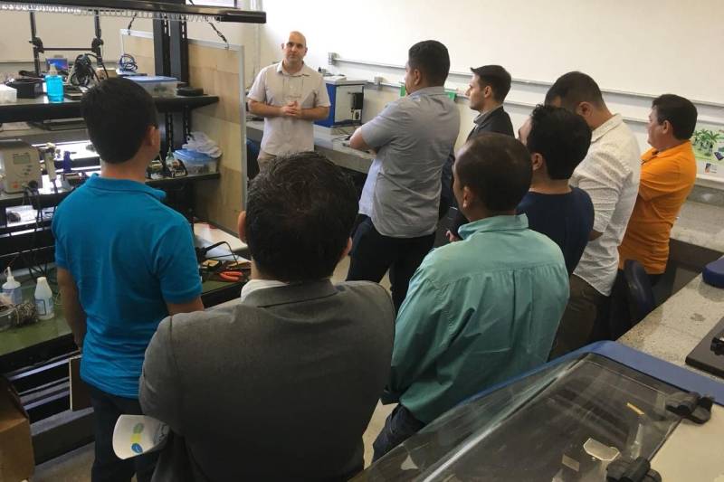 Produto tradicional e um dos principais da mesa do paraense, o açaí é majoritariamente produzido no Pará. Com o objetivo de discutir a produção e outras etapas da cadeia do fruto no estado, o Parque de Ciência e Tecnologia (PCT) Guamá recebeu nesta segunda-feira (2), no auditório do Espaço Inovação, secretários de Estado, representantes do PCT e produtores locais.
FOTO: ASCOM PCT
DATA: 02.04.2018
BELÉM - PARÁ <div class='credito_fotos'>Foto: ASCOM PCT | <a href='/midias/2018/originais/7fbbe0b4-4d8d-4271-8acf-510c8221c775.jpg' download><i class='fa-solid fa-download'></i> Download</a></div>