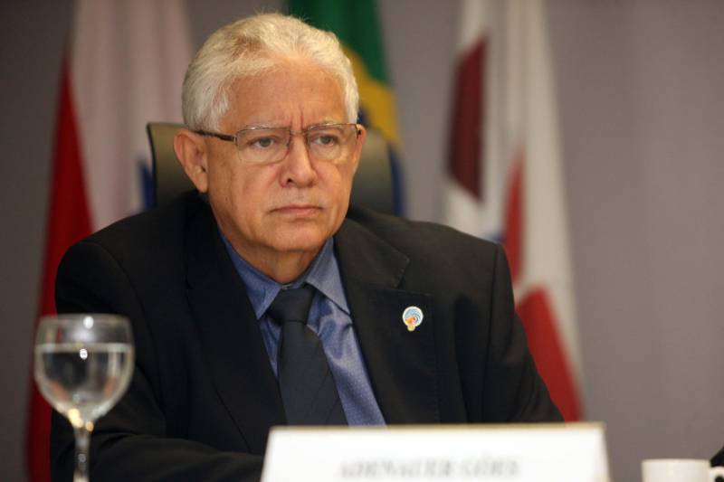 A Defensora Pública Geral, Jeniffer de Barros Rodrigues, foi reconduzida pelo Conselho Superior da Defensoria Pública do Estado do Pará para mais um biênio frente à Defensoria Pública do Estado do Pará. A 52ª Sessão Extraordinária do Conselho Superior ocorreu nesta terça-feira, 26 de junho, e foi presidida pelo Subdefensor Público Geral do Estado do Pará, Vladimir Koenig. Jeniffer de Barros Rodrigues foi reconduzida pelo Governador do Estado, Simão Jatene, por meio do decreto de 27 de março de 2018. A Defensora Pública Geral do Estado do Pará foi a candidata mais votada na eleição para o cargo, ocorrida em 09 de março de 2018, com 162 votos. A Sessão Solene contou com a presença de familiares, autoridades de Estado, membros da Gestão, defensores públicos e servidores da Defensoria Pública do Estado. Na foto, o Chefe da Casa Civil da Governadoria, Adenauer Goés.
FOTO: MARCELO LELIS / AG. PARÁ
DATA: 26.06.2018
BELÉM - PARÁ <div class='credito_fotos'>Foto: Marcelo Lelis / Ag. Pará | <a href='/midias/2018/originais/7fc6d371-eff8-43ec-bdad-bb9e0b8cb48e.jpg' download><i class='fa-solid fa-download'></i> Download</a></div>