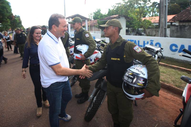 Os batalhões de Policiamento da PM de Barcarena (foto) e Abaetetuba, no Baixo Tocantins, receberam na tarde desta quinta-feira (21), 14 viaturas e 20 motocicletas para o reforço da segurança pública nas cidades. Os dois municípios pertencem ao Comando de Policiamento Regional IX, que realiza o policiamento em 10 municípios da região. O CPR IX também está formando 134 novos policias que deverão ser integrados ao policiamento no mês de julho. Participaram da entrega o comandante geral da PM, coronel Hilton Benigno, o presidente da Assembleia Legislativa do Pará (Alepa), deputado estadual Márcio Miranda e os deputados Ana Cunha e Celso Sabino. O coronel Hilton Benigno comentou que toda a frota de veículos da PM foi renovada. “A renovação traz melhores condições de trabalho ao policial”, afirmou.
FOTO: THIAGO GOMES / AG. PARÁ
DATA: 21.06.2018
BARCARENA - PARÁ <div class='credito_fotos'>Foto: Thiago Gomes /Ag. Pará | <a href='/midias/2018/originais/7fc80b11-3be2-4651-8ace-a2e6c73ebaed.jpg' download><i class='fa-solid fa-download'></i> Download</a></div>