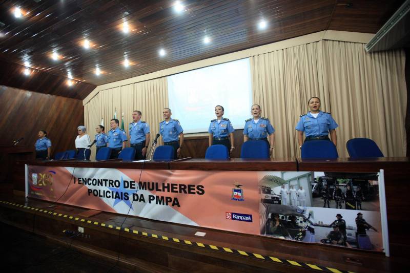Cerca de 350 policiais femininas iniciaram, na manhã desta sexta-feira (23), no auditório da Universidade da Amazônia, o I Encontro de Mulheres Policiais. O evento faz parte das comemorações pelos 200 anos da Polícia Militar do Pará, celebrado em 2018. A proposta do encontro é proporcionar trocas de experiências profissionais e pessoais entre o efetivo feminino da Polícia Militar do Pará, levantando discussões de temas relacionados às questões do gênero. A ideia do encontro surgiu depois que a PMPA abriu um espaço no site da corporação, para que os internautas enviassem sugestões de eventos que pudessem marcar os 200 anos da instituição no Estado.
FOTO: THIAGO GOMES / AG. PARÁ
DATA: 23.03.2018
BELÉM - PARÁ <div class='credito_fotos'>Foto: Thiago Gomes /Ag. Pará | <a href='/midias/2018/originais/7fd2aaf7-679c-451e-a1df-f976b5a03aae.jpg' download><i class='fa-solid fa-download'></i> Download</a></div>