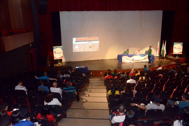 No último dia do I Seminário Regional Paralímpico Escolar 2018, em Belém, nesta sexta-feira (23), professores participaram de duas mesas redondas – Esporte Paralímpico na Escola e Projeto Paralímpico Estadual. A programação viabiliza a formação de 210 professores de Educação Física para atendimento de estudantes com deficiência na região e impulsiona a definição e execução de políticas públicas para esse público específico. Participam do evento docente do Pará, Maranhão, Tocantins e Amapá, da Região Norte II. O evento começou no dia 21, mediante parceria do CPB com o do Governo do Estado, por meio Núcleo de Articulação e Cidadania (NAC), com o Plano Estadual de Ações Integradas à Pessoa com Deficiência – Existir; e do Núcleo de Esporte e Lazer (NEL) da Secretaria de Estado de Educação (Seduc).
FOTO: ELISEU DIAS / ASCOM SEDUC
DATA: 23.03.2018
BELÉM - PARÁ <div class='credito_fotos'>Foto: Eliseu Dias / Ascom Seduc | <a href='/midias/2018/originais/7fd2eeb0-a1e7-43c3-8ee9-6dcfe6d44657.jpg' download><i class='fa-solid fa-download'></i> Download</a></div>