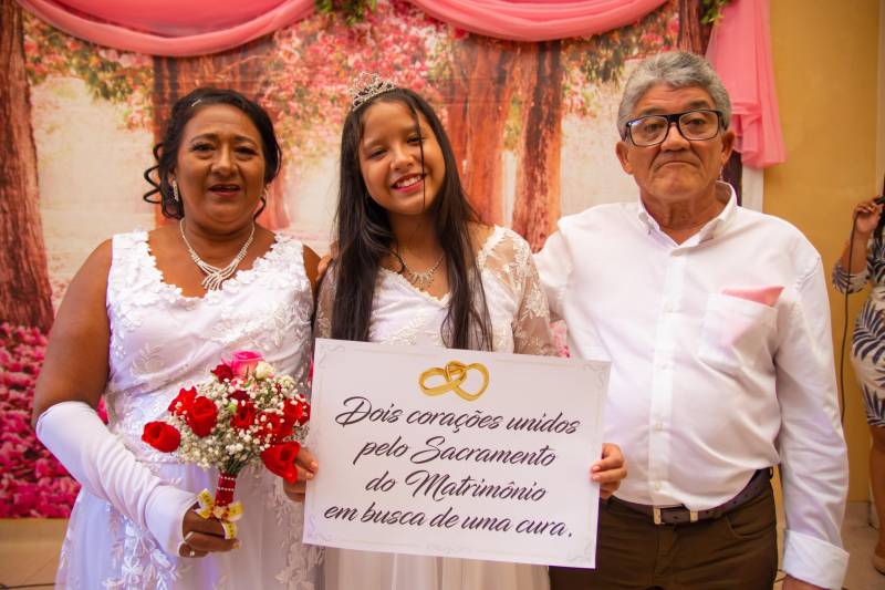 Um paciente que teve o casamento desmarcado por conta de um câncer se uniu em matrimônio (foto) neste sábado (10), no auditório da radioterapia do Hospital Ophir Loyola, em Belém. O lavador de carros Francisco Carlos da Silva, 64 anos, tem uma relação estável com Lucidalva Rayol da Silva há 18 anos. O casal tem uma filha, Carla Luana, de 11 anos. Eles sempre tiveram uma vida simples e comum, mas o diagnóstico do câncer mudou essa realidade. Em fevereiro deste ano, Francisco teve febre durante 30 dias. Passou por uma série de exames, sem esclarecer o motivo pelo qual ele estava doente. Apenas no final de setembro, recebeu a confirmação de um câncer no esôfago - um tubo muscular indispensável para o processo digestivo, responsável por conduzir o alimento da boca até o estômago.
FOTO: THIAGO SANNIN
DATA: 10.11.2018
BELÉM - PARÁ <div class='credito_fotos'>Foto: THIAGO SANNIN | <a href='/midias/2018/originais/7fd30ffc-69a6-438e-958b-47afe5dceb1e.jpg' download><i class='fa-solid fa-download'></i> Download</a></div>