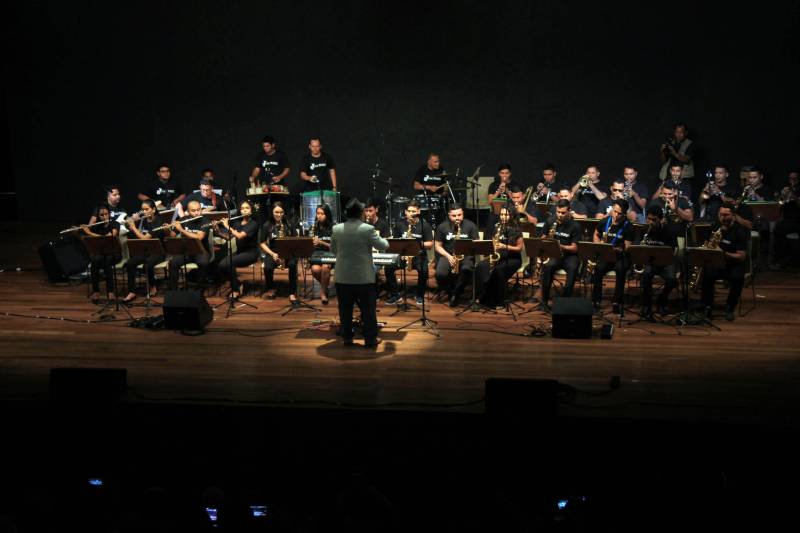 Cerca de 30 jovens músicos da Orquestra do Projeto Jovens Talentos de Bragança (foto) abriram a programação musical da inauguração do Liceu. Foi este projeto também que, desde 2012, norteou a arquitetura do Liceu de Música de Bragança.

FOTO: RODOLFO OLIVEIRA / AG. PARÁ
DATA: 16.12.2018
BRAGANÇA - PARÁ <div class='credito_fotos'>Foto: Rodolfo Oliveira/Ag. Pará   |   <a href='/midias/2018/originais/7fe4dde7-2578-4867-b7da-805e25f0707a.jpg' download><i class='fa-solid fa-download'></i> Download</a></div>