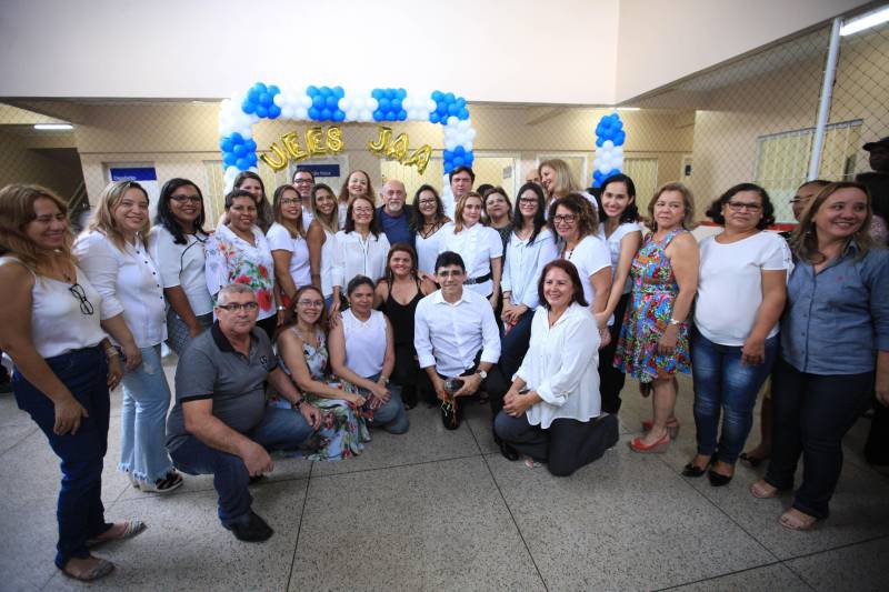 "Hoje vim para uma agenda de inauguração, mas vivi uma experiência de amor, que emana em cada ação dos alunos, professores, direção e de cada um que faz parte desta escola que se torna tão especial porque tem alma". A declaração foi feita pelo governador Simão Jatene, nesta terça, 27, durante a inauguração da obra de reforma e ampliação da Escola Álvares de Azevedo, localizada no Bairro de Batista Campos, em Belém. O governador transformou a inauguração em uma grande confraternização. Passou a tarde na Escola e fez questão de cantar e dançar com os alunos, que expressaram muita gratidão pela obra. Atendendo atualmente 436 alunos, a “Álvares de Azevedo” é uma Unidade Especializada dedicada à educação de estudantes com deficiência visual, e que trabalha nos eixos da educação e da habilitação.
FOTO: MÁCIO FERREIRA / AG. PARÁ
DATA: 27.03.2018
BELÉM - PARÁ <div class='credito_fotos'>Foto: MÁCIO FERREIRA/ AG. PARÁ | <a href='/midias/2018/originais/7fe6eb38-7abd-4622-8020-8c53e5f419bc.jpg' download><i class='fa-solid fa-download'></i> Download</a></div>
