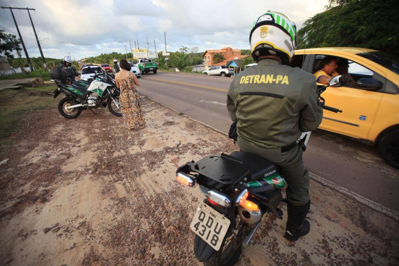 Atuação dos agentes de segurança durante a Operação Verão 2018 no segundo final de semana de férias.
FOTO: MÁCIO FERREIRA / AG. PARÁ
DATA: 07.07.2018
SALINÓPOLIS - PARÁ <div class='credito_fotos'>Foto: MÁCIO FERREIRA/ AG. PARÁ | <a href='/midias/2018/originais/7fe94b42-7fc7-486c-b1db-b86acc516b9d.jpg' download><i class='fa-solid fa-download'></i> Download</a></div>
