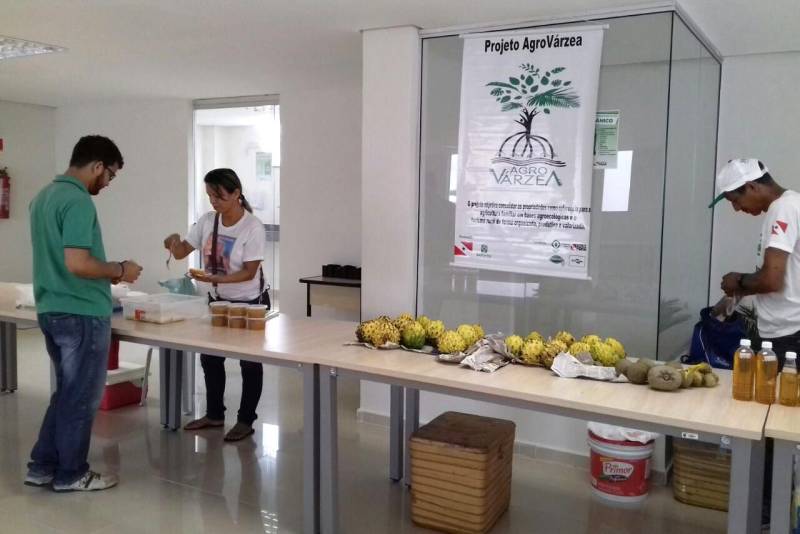 Os agricultores familiares da comunidade do Abacatal, localizada no Refúgio de Vida Silvestre (Revis) Metrópole da Amazônia, participaram, nesta quinta-feira, 5, da Feira do Agricultor, na sede da Secretaria Estadual de Meio Ambiente e Sustentabilidade (Semas). A feira faz parte da programação da Semana de Saúde organizada pelo órgão.
FOTO: ASCOM IDEFLOR-BIO
DATA: 05.04.2018
BELÉM - PARÁ <div class='credito_fotos'>Foto: Ascom Ideflor-Bio | <a href='/midias/2018/originais/7ff32fb3-3bd4-450f-8bb2-05a030a447e5.jpg' download><i class='fa-solid fa-download'></i> Download</a></div>