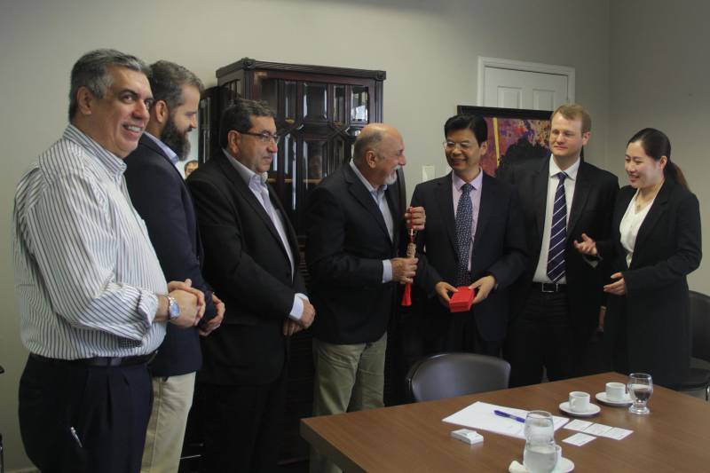 O presidente da China Brazil New Energy Environment International Investment (CBSteel), Zhang Shengsheng, declarou ao governador do Pará, Simão Jatene, e ao secretário estadual de Desenvolvimento Econômico, Adnan Demachki, em reunião no Palácio do Governo, neste sábado, 24, que tem interesse em investir no Pará nas áreas de mineração, agronegócio e turismo. Shengsheng, liderou uma comitiva do Grupo CBSteel, que foi ao Palácio do Governo, em Belém, conversar com Jatene. O governador Simão Jatene disse que o Estado está disposto a negociar com a empresa, desde que a parceria resulte em vantagens socioeconômicas para a população paraense, sem deixar de ser lucrativa aos chineses. ''Queremos que nossos recursos ajudem a desenvolver o Brasil e até outros países, mas é vital que eles contribuam para melhorar a qualidade de vida do povo paraense; esse é o cerne de nossa política de desenvolvimento econômico'', informou o governador Jatene.
FOTO: RODOLFO OLIVEIRA / AG. PARÁ
DATA: 24.05.2018
BELÉM - PARÁ <div class='credito_fotos'>Foto: Rodolfo Oliveira/Ag. Pará | <a href='/midias/2018/originais/8007ffd5-3917-4d5f-93f9-653915765c5c.jpg' download><i class='fa-solid fa-download'></i> Download</a></div>