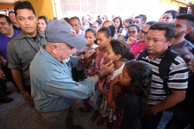 Também foram entregues nesta segunda (25) obras no distrito de Serra Pelada, em Curionópolis, sudeste do Estado. Uma das inaugurações foi a da Escola Estadual de Ensino Médio Joaquina Diamantina. A unidade de ensino teve investimento de R$ 220 mil em serviços nas redes elétrica e hidráulica, além de pintura, melhoria do forro e cobertura, assim como parte do piso, muro e calçada. Fundada em 1989, a escola foi praticamente reconstruída para atender com qualidade os 232 estudantes, nos turnos da tarde e à noite. São três salas de aula; bloco administrativo (sala da direção, sala dos professores e secretaria); uma copa cozinha, uma dispensa para armazenamento de alimentos da merenda escolar e banheiros masculino, feminino e de pessoa com deficiência (PCD). Em Curionópolis, o governador também entregou a pavimentação asfáltica de quatro quilômetros de vias urbanas, uma parceria com a Prefeitura de Curionópolis, dentro do Programa Asfalto na Cidade. Para esta obra, foram destinados R$ 1,7 milhão, que incluem serviços em terra, sub-base e base, pavimentação em CBUQ (Concreto Betuminoso Usinado a Quente) de três centímetros de espessura, meio-fio de concreto com lâmina d’água e sinalização horizontal. Curionópolis é um dos 99 municípios paraenses que assinaram com o governo o Termo de Asfalto, sendo que 33 já iniciaram as obras. Somados, os termos garantirão 529,6 km de pavimentação de vias urbanas – um investimento total de quase R$ 255 milhões do Tesouro Estadual.
FOTO: THIAGO GOMES / AG. PARÁ
DATA: 25.06.2018
CURIONÓPOLIS - PARÁ <div class='credito_fotos'>Foto: Thiago Gomes /Ag. Pará | <a href='/midias/2018/originais/801364b5-02e0-4c60-bdb7-58391ac4c3cd.jpg' download><i class='fa-solid fa-download'></i> Download</a></div>
