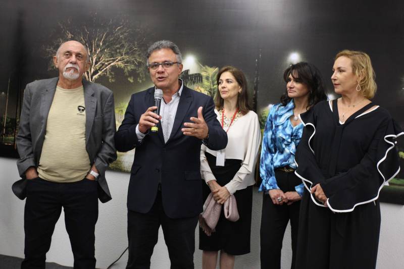 Carteira de identidade, habilitação e de trabalho. Seguro-desemprego, segunda via de boletos de água e multas de transito. Registros na Junta Comercial e DARFs de impostos. Registros de ocorrências na polícia e queixas ao Procon. Tudo num só lugar, rápido e fácil. O governador Simão Jatene entregou nesta sexta-feira, 04, à população a Estação Cidadania do Shopping Pátio Belém. É a sexta unidade de atendimento à população no estado do Pará. Num espaço de mais de mil metros quadrados, a população poderá contar com serviços de órgãos como: Banpará; Polícia Civil; Procon; Secretaria de Justiça e Direitos Humanos; Sistema Nacional de Empregos; Secretaria de Assistência Social, Trabalho e Renda; Junta Comercial do Estado, Secretaria da Fazenda, Cosanpa, Detran, Igeprev e Fundação Pro-Paz. Além desses, as novidades ficam por conta do Hemopa, oferecendo a possibilidade do cidadão doar sangue e da Secretaria Municipal de Mobilidade (Semob). Na foto, o prefeito de Belém, Zenaldo Coutinho.
FOTO: ANTÔNIO SILVA / AG. PARÁ
DATA: 04.05.2018
BELÉM - PARÁ <div class='credito_fotos'>Foto: Antônio Silva/Ag. Pará | <a href='/midias/2018/originais/801485e0-fe10-4601-a263-1ccb20a0b02f.jpg' download><i class='fa-solid fa-download'></i> Download</a></div>