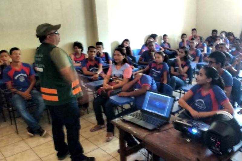 O município de Salvaterra, no Marajó, recebeu durante toda a semana passada até a última segunda-feira (26) as ações educativas do Departamento de Trânsito do Estado do Pará (Detran). 

FOTO: ROSE BARBOSA / ASCOM DETRAN
DATA: 26.11.2018
SALVATERRA - PARÁ <div class='credito_fotos'>Foto: ROSE BARBOSA / ASCOM DETRAN   |   <a href='/midias/2018/originais/8014de78-a4fc-44fb-96e1-c9a1f658e9c9.jpg' download><i class='fa-solid fa-download'></i> Download</a></div>