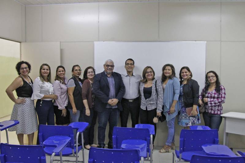 O Núcleo de Desenvolvimento Educacional da Fábrica Esperança foi inaugurado em Belém nesta segunda (21), em parceria com a Superintendência do Sistema Penitenciário do Estado (Susipe) e Secretaria de Estado de Educação (Seduc). O espaço será destinado exclusivamente a educação formal e a profissionalização de egressos do sistema penal. "Temos um convênio com a Superintendência do Sistema Penal desde 2009 e ele foi ampliado em 2016, quando foi incluída a Fabrica Esperança. Iniciamos aqui com um ensino personalizado, e agora com a criação do Núcleo vamos atender essas pessoas, tanto na educação formal, quanto na educação profissionalizante, de forma diferenciada aplicando uma metodologia específica para atender os egressos. Sabemos da importância do papel da educação na ressocialização dessas pessoas", explicou a coordenadora Estadual de Educação de Jovens e Adultos, Nuncia Azevedo. O Núcleo Educacional irá oferecer aos egressos educação regular conforme determina o Programa Nacional de Integração da Educação Profissional com a Educação Básica na Modalidade da Educação de Jovens e Adultos (PROEJA), além dos cursos de capacitação voltados para as área de: costura Industrial, panificação, serigrafia e auxiliar de serviços gerais, entre outros.
FOTO: AKIRA ONUMA / ASCOM SUSIPE
DATA: 21.05.2018
BELÉM - PARÁ <div class='credito_fotos'>Foto: Akira Onuma / Ascom Susipe | <a href='/midias/2018/originais/801599e3-4f02-47e2-aa5b-e8c81036f2e6.jpg' download><i class='fa-solid fa-download'></i> Download</a></div>