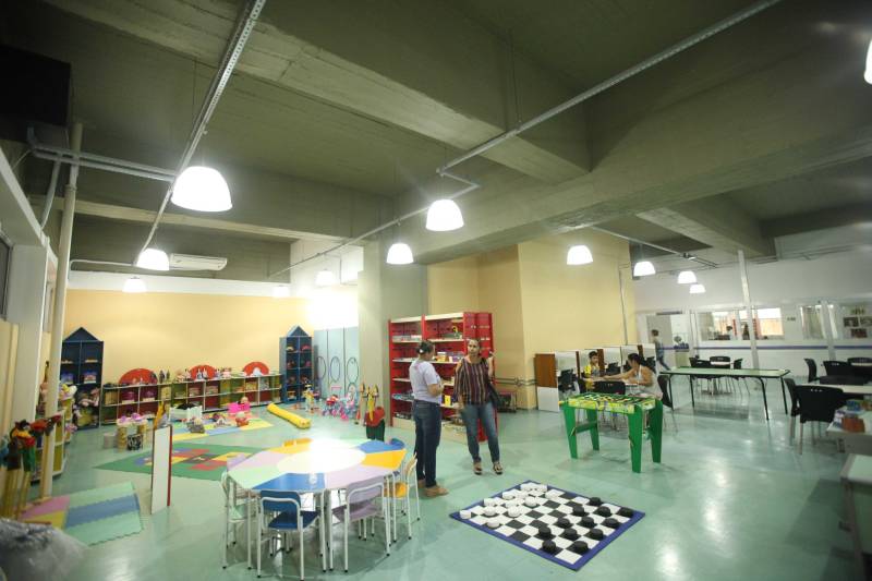 Ao entrar na Biblioteca Arthur Viana, localizada no Centro Cultural e Turístico Tancredo Neves (Centur), é possível visualizar e sentir as diferenças logo ao chegar. O espaço, que desde 2015 passava por reformas, está completamente pronto para sua reinauguração, que deve acontecer já na próxima semana. Iluminação adequada, climatização renovada, mudança de estantes e outros móveis que contribuíram para a ampliação do espaço, além de um verdadeiro upgrade em diversos espaços de convivência, serviços e estudos, trouxeram novos ares a centenária biblioteca.
FOTO: THIAGO GOMES / AG. PARÁ
DATA: 27.04.2018
BELÉM - PARÁ <div class='credito_fotos'>Foto: Thiago Gomes /Ag. Pará | <a href='/midias/2018/originais/8018d24d-f5c7-4f51-9b50-c1eeec8b0cd5.jpg' download><i class='fa-solid fa-download'></i> Download</a></div>