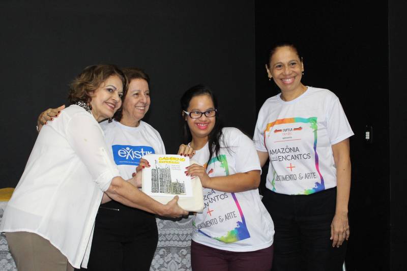 O Núcleo de Articulação e Cidadania (NAC) do Governo do Pará, por meio do Plano Existir e em parceria com a Fundação Cultural do Pará (FCP) e a Imprensa Oficial do Estado; lançou na manhã dessa quarta-feira (19), o Caderno Expresso (foto). O evento foi realizado em um dos auditórios da Biblioteca Pública Arthur Viana, em Belém. O Caderno Expresso é constituído por produções de artistas, iniciantes ou não, de pessoas com deficiência. São poesias, desenhos, pinturas, multimídia, histórias de vida e quadrinhos. A diretora geral do NAC, Daniele Khayat, deu início a cerimônia, que também contou com representantes dos órgãos que fazem parte do Comitê Gestor do Plano Existir. “Nós conseguimos avançar. Saímos dos limites e alcançamos diversas regiões do estado. É importante que a sociedade civil organizada dê prosseguimento a esse trabalho, peça, fale e tenha voz. As feiras, os projetos, o apoio ao esporte, e tudo que o Plano Existir realizou deve ser levado em frente, o trabalho em prol da pessoa com deficiência não pode parar”, concluiu a diretora.

FOTO: RUAN MOARES / ASCOM NAC
DATA: 19.12.2018
BELÉM - PARÁ <div class='credito_fotos'>Foto: RUAN MORAES / ASCOM NAC   |   <a href='/midias/2018/originais/8026d162-4c63-4bd8-8850-f8b9f9a7cf05.jpg' download><i class='fa-solid fa-download'></i> Download</a></div>