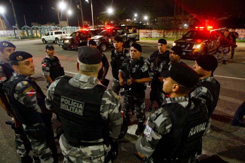 O governador do Pará, Simão Jatene, ordenou o reforço do contingente que atua no policiamento preventivo e ostensivo nas ruas de Belém. A partir de agora, o efetivo operacional terá o apoio de mais 260 policiais militares, que hoje desempenham funções administrativas, e dos grupos especiais: Batalhão de Choque, Ronda Tática Metropolitana (Rotam), Cavalaria e Grupamento Aéreo de Segurança Pública (Graesp). A primeira operação já foi deflagrada na noite desta quinta, 8. A ação "Polícia nas Ruas" intensificou o policiamento nas áreas dos bairros Condor, Guamá, Jurunas e Cremação.
FOTO: THIAGO GOMES / AG. PARÁ
DATA: 08.06.2017
BELÉM - PARÁ <div class='credito_fotos'>Foto: Thiago Gomes /Ag. Pará | <a href='/midias/2018/originais/802b1518-1552-40bc-9db4-75fe80fb230a.jpg' download><i class='fa-solid fa-download'></i> Download</a></div>
