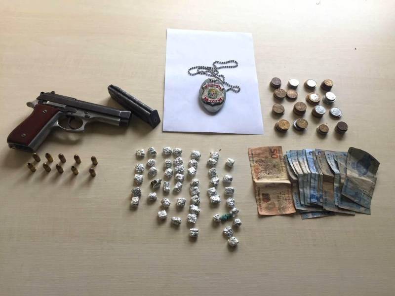A Polícia Civil deflagrou nesta sexta-feira (06) uma operação para cumprir 21 mandados de busca e apreensão no município de Mocajuba, nordeste do Pará. Sob a coordenação da Superintendência Regional do Baixo Tocantins, a operação visa desarticular uma associação criminosa relacionada ao tráfico de drogas e a homicídios. Durante o cumprimento dos mandados judiciais, oito pessoas foram presas em flagrante por tráfico de entorpecentes. Com os presos foram apreendidas porções diversas de óxi de cocaína e maconha, além de uma arma de fogo, munição e dinheiro. A operação policial, explicou a delegada Renata Gurgel, titular da Superintendência do Baixo Tocantins, contou com 90 policiais civis e 22 viaturas, e foi realizada após o levantamento dos pontos de tráfico de drogas na sede municipal de Mocajuba. A partir da investigação foram requisitados os mandados de busca e apreensão nos endereços identificados na fase de planejamento. Os policiais apreenderam nos locais das buscas e apreensões 80 porções de drogas, mais de R$ 1 mil em espécie, uma pistola calibre 380 e 10 munições do mesmo calibre. Segundo a delegada, a arma de fogo apreendida passará por perícia, pois há a suspeita de ter sido usada em três homicídios ocorridos recentemente em Mocajuba.
FOTO: ASCOM / POLÍCIA CIVIL
DATA: 06.04.2018
MOCAJUBA - PARÁ <div class='credito_fotos'>Foto: Ascom / Polícia Civil | <a href='/midias/2018/originais/802fb7da-5061-437c-b0ea-f474c6f435f6.jpg' download><i class='fa-solid fa-download'></i> Download</a></div>