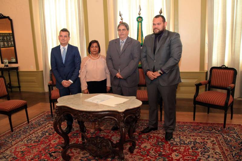 Foi assinada nesta terça-feira, 13, a formalização do convênio entre Tribunal de Justiça do Estado do Pará (TJPA) e Secretaria de Estado de Justiça e Direitos Humanos (Sejudh), por meio do Programa de Proteção e Defesa do Consumidor (Procon/PA), que visa à instalação do Centro Judiciário de Solução de Conflitos e Cidadania (Cejusc). Na foto, o diretor do Procon/PA, Moysés Bendahan; desembargadora Dahil Paraense de Souza; o presidente do TJPA, Ricardo Ferreira Nunes; o secretário de Justiça e Direitos Humanos do Pará, Michell Mendes Durans.
FOTO: WAGNER ALMEIDA / ASCOM SEJUDH
DATA: 13.03.2018
BELÉM - PARÁ <div class='credito_fotos'>Foto: Wagner Almeida/ Ascom Sejudh | <a href='/midias/2018/originais/8039772a-6d3f-4a7a-b043-51652fc5ad5d.jpg' download><i class='fa-solid fa-download'></i> Download</a></div>