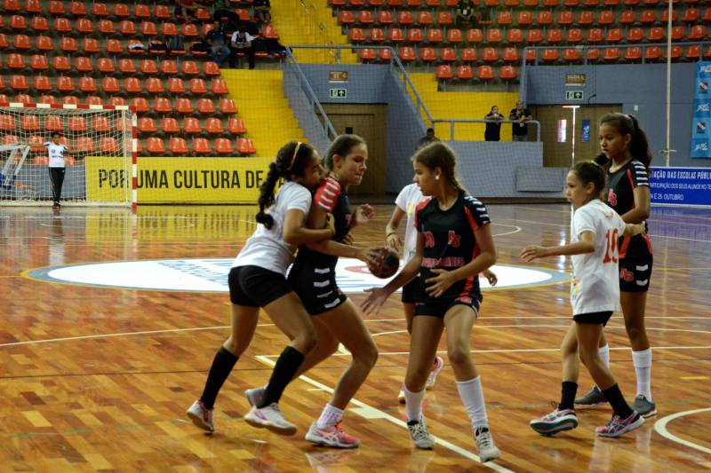 Em sua 60ª edição, os Jogos Estudantis Paraenses (JEPs) definiu a equipes que vão representar o Estado do Pará na etapa nacional, em Manaus (AM), de 19 a 23 de setembro. Das partidas realizadas neste sábado (23), pela etapa estadual, na Arena Guilerme Paraense - o Mangueirinho, foram premiados quatro times das modalidades de Basquete, Volei, Handebol e Futsal, na categoria "A" (de 12 a 14 anos).
FOTO: FERNANDO NOBRE / ASCOM SEDUC
DATA: 23.06.2018
BELÉM - PARÁ <div class='credito_fotos'>Foto: FERNANDO NOBRE/ASCOM SEDUC | <a href='/midias/2018/originais/803b9197-e10b-4c9e-9dfc-0dc373babb48.jpg' download><i class='fa-solid fa-download'></i> Download</a></div>