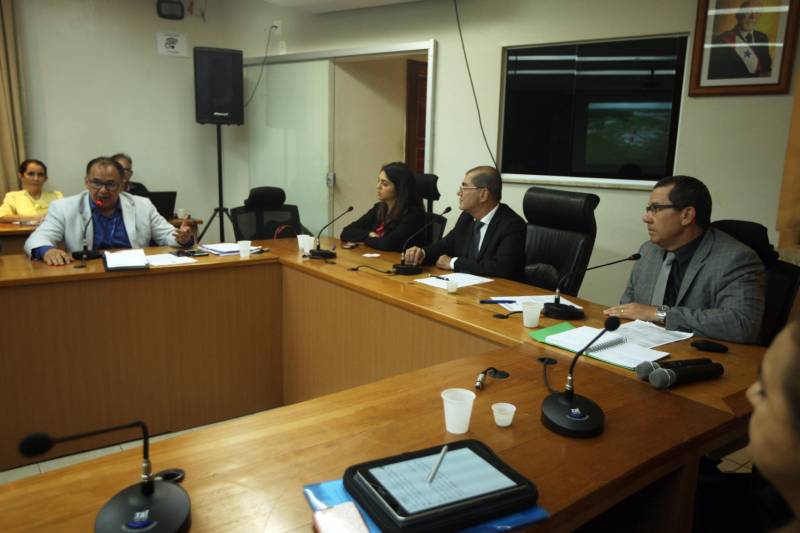 A comitiva nacional dos direitos humanos foi recebida por representantes da Secretaria de Estado de Segurança Pública e da Defesa Social (Segup) para dialogar sobre as medidas já colocadas em prática frente ao ocorrido no Centro de Recuperação Penitenciário do Pará III (CRPP III), na última terça-feira, 10. A reunião foi nesta sexta-feira, 13, na sede da secretaria.
FOTO: CARLOS SODRÉ / AG. PARÁ
DATA: 13.04.2018
BELÉM - PARÁ <div class='credito_fotos'>Foto: CARLOS SODRÉ / AG. PARÁ | <a href='/midias/2018/originais/803ba2fc-ba84-44df-9c8e-3959d9a510fa.jpg' download><i class='fa-solid fa-download'></i> Download</a></div>