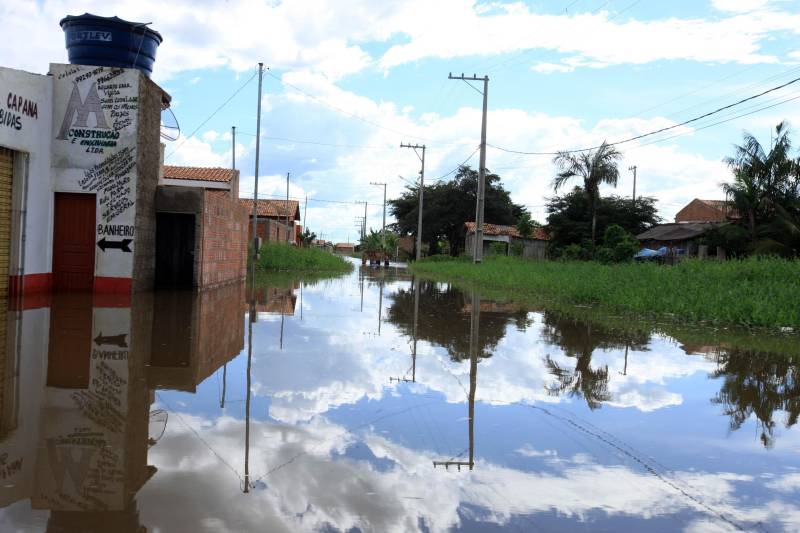 Em Marabá (foto) já são 198 famílias desabrigadas, 58 desalojadas e 194 afetadas. O município conta com cinco abrigos oficiais e dois não oficiais - estruturados pela própria comunidade. As famílias já começaram a receber o benefício eventual por meio das Secretarias Estadual e Municipal de Assistência Social.
FOTO: MÁCIO FERREIRA / AG. PARÁ
DATA: 16.02.2018
MARABÁ - PARÁ <div class='credito_fotos'>Foto: MÁCIO FERREIRA/ AG. PARÁ | <a href='/midias/2018/originais/80430e33-b3cb-4a17-b39e-14df2d0ce447.jpg' download><i class='fa-solid fa-download'></i> Download</a></div>