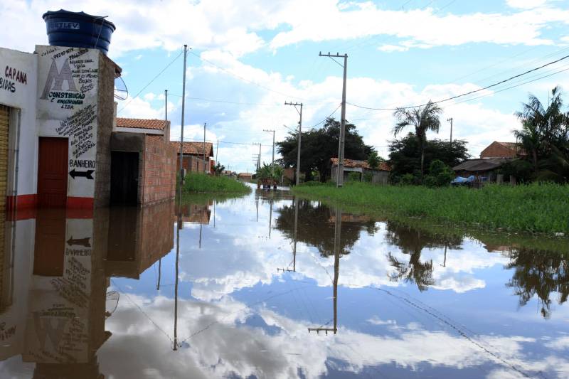 Em Marabá (foto) já são 198 famílias desabrigadas, 58 desalojadas e 194 afetadas. O município conta com cinco abrigos oficiais e dois não oficiais - estruturados pela própria comunidade. As famílias já começaram a receber o benefício eventual por meio das Secretarias Estadual e Municipal de Assistência Social.

FOTO: MÁCIO FERREIRA / AG. PARÁ
DATA: 16.02.2018
MARABÁ - PARÁ <div class='credito_fotos'>Foto: MÁCIO FERREIRA/ AG. PARÁ   |   <a href='/midias/2018/originais/80430e33-b3cb-4a17-b39e-14df2d0ce447.jpg' download><i class='fa-solid fa-download'></i> Download</a></div>