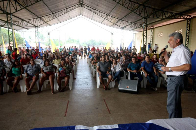 O Governo do Estado entregou na tarde desta sexta-feira (29), a ordem de serviço para a pavimentação de três quilômetros de vias no munícipio de Bonito, no Nordeste do Estado. O documento foi entregue pelo chefe do Núcleo de Governo, José Megale (foto). O investimento na ordem de R$ 1,3 milhão faz parte dos esforços do Governo do Estado em levar mais qualidade de vida à população. A assinatura contou com a participação do presidente da Assembleia Legislativa do Estado (Alepa), deputado Márcio Miranda, e do deputado Milton Campos, que também entregou as chaves de uma retroescavadeira adquirida através de emenda parlamentar.
FOTO: SIDNEY OLIVEIRA / AG. PARÁ
DATA: 29.06.2018
BONITO - PARÁ <div class='credito_fotos'>Foto: Sidney Oliveira/Ag. Pará | <a href='/midias/2018/originais/804d917f-e956-4174-a4d2-3ef582b738c6.jpg' download><i class='fa-solid fa-download'></i> Download</a></div>