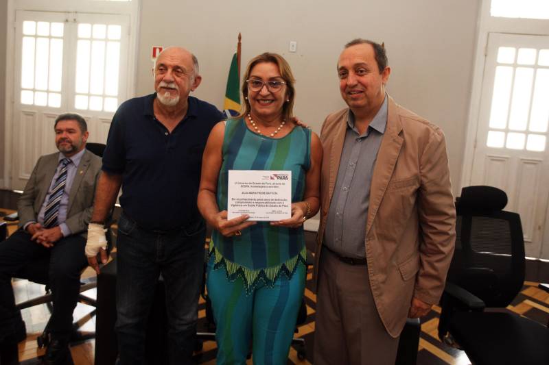 Quase R$ 2 milhões em equipamentos para o combate a malária no Pará foram distribuídos, nesta quarta-feira (7), em cerimônia no Palácio do Governo, em Belém. No total 38 microscópios, 21 motocicletas e 9 caminhonetes foram entregues, pelo governador Simão Jatene, a representantes de 11 municípios beneficiados, de diferentes regiões do Pará. Na ocasião, o governo também homenageou servidores estaduais que atuam há mais de 30 anos no combate a endemias e dedicaram anos de profissionalismo, compromisso e responsabilidade com o trabalho na Vigilância em Saúde Pública do Estado do Pará.
FOTO: ANTÔNIO SILVA / AG. PARÁ
DATA: 07.03.2018
BELÉM - PARÁ
<div class='credito_fotos'>Foto: Antônio Silva/Ag. Pará | <a href='/midias/2018/originais/8052d582-229a-49db-b137-502e940cf626.jpg' download><i class='fa-solid fa-download'></i> Download</a></div>