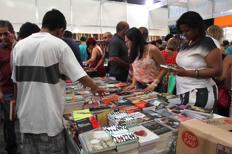 Uma programação extensa e diversificada marcou a abertura das atividades da XXII Feira Pan-Amazônica do Livro (foto) neste sábado (2), no Hangar – Centro de Convenções e Feiras da Amazônia, em Belém. Um grande público compareceu no primeiro dia, aproveitando as atrações culturais e as exposições nos estandes de livros.

FOTO: CRISTINO MARTINS / AG. PARÁ
DATA: 02.06.2018
BELÉM - PARÁ <div class='credito_fotos'>Foto: Cristino Martins/Ag. Pará   |   <a href='/midias/2018/originais/805fcc79-51dd-40ae-acef-d2d6f986a076.jpg' download><i class='fa-solid fa-download'></i> Download</a></div>