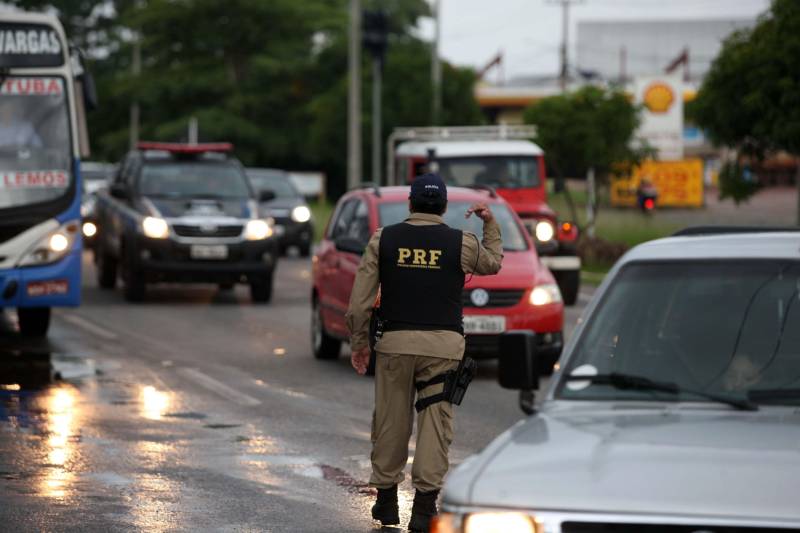 Foi bem sucedida a medida inédita de inversão no trânsito no trecho compreendido entre os quilômetros 13 e 6 da rodovia BR-316, entre os municípios de Marituba e Ananindeua. A ação foi programada para o período de 16h às 22h da terça-feira (13), com o propósito de garantir maior fluidez ao trânsito de veículos que retornavam do feriado de Carnaval.
FOTO: SIDNEY OLIVEIRA / AG. PARÁ
DATA: 13.02.2017
ANANINDEUA - PARÁ <div class='credito_fotos'>Foto: Sidney Oliveira/Ag. Pará | <a href='/midias/2018/originais/8061bcd7-5f33-4d2c-8a95-2d31007700c5.jpg' download><i class='fa-solid fa-download'></i> Download</a></div>