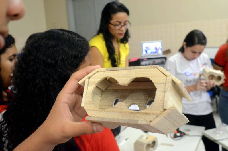 Aprender em grupo a utilizar recursos tecnológicos nas escolas que possibilitam ter conhecimento, por exemplo, sobre a presença de elementos químicos (minerais) no meio ambiente e no corpo humano. Assim foi a aula inaugural do projeto Sedutec, nesta sexta-feira (4), para 26 alunos da turma 104 do 1º ano do Ensino Médio da Escola Estadual Manoel Leite Carneiro, no bairro do Tenoné. O Sedutec é um projeto da Secretaria de Estado de Educação (Seduc) e empresa contratada Inteceleri, que atua com a plataforma digital Google for Education no Estado. O projeto contribui com aprendizagem de estudantes e planejamento e didáticas de professores por meio de ferramentas digitais específicas para a educação. A escola “Manoel Leite Carneiro” atende 853 alunos do Ensino Médio, dos quais 378 em tempo integral. Os estudantes receberam na aula inaugural do Sedutec orientações sobre o uso das ferramentas digitais e construíram exemplares do MiritiBoard (óculos em miriti para acesso à realidade virtual).
FOTO: ELISEU DIAS / ASCOM SEDUC
DATA: 04.05.2018
BELÉM - PARÁ <div class='credito_fotos'>Foto: Eliseu Dias / Ascom Seduc | <a href='/midias/2018/originais/806505a7-b4e7-4ce4-83f8-0a44d45bb77e.jpg' download><i class='fa-solid fa-download'></i> Download</a></div>