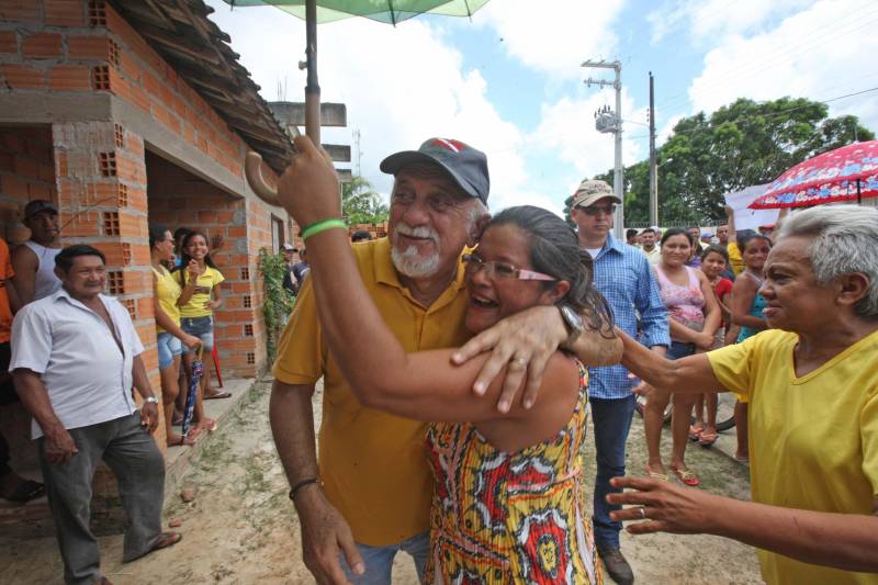No último dia 14, a dona de casa Francisca Correa foi assaltada quando saia da igreja, no município de Primavera, nordeste do estado. dois rapazes a derrubaram da bicicleta e levaram sua bolsa. Francisca acabou se tornando uma das primeiras usuárias da nova Unidade Integrada de Polícia Pro Paz (UIPP) em Primavera. "Cheguei, fui rapidamente atendida e os dois rapazes já foram, inclusive, presos", disse. Francisca, que voltou à UIPP nessa segunda-feira, dia 19, para buscar o boletim de ocorrência. Coincidentemente, o mesmo dia em que a unidade foi oficialmente entregue à população pelo governador Simão Jatene. Não que a gente goste de vir aqui, né?", afirmou Francisca. Delegacia nunca é bom, completou a dona de casa. "Mas, quando a gente chega num lugar novo e é bem atendida, aí se sente mais tranquila, principalmente numa hora de sofrimento como essa, de um assalto", concluiu.
FOTO: RODOLFO OLIVEIRA / AG. PARÁ
DATA: 19.03.2018
PRIMAVERA - PARÁ <div class='credito_fotos'>Foto: Rodolfo Oliveira/Ag. Pará | <a href='/midias/2018/originais/8065674c-17c0-4216-b155-f00690ac91a7.jpg' download><i class='fa-solid fa-download'></i> Download</a></div>