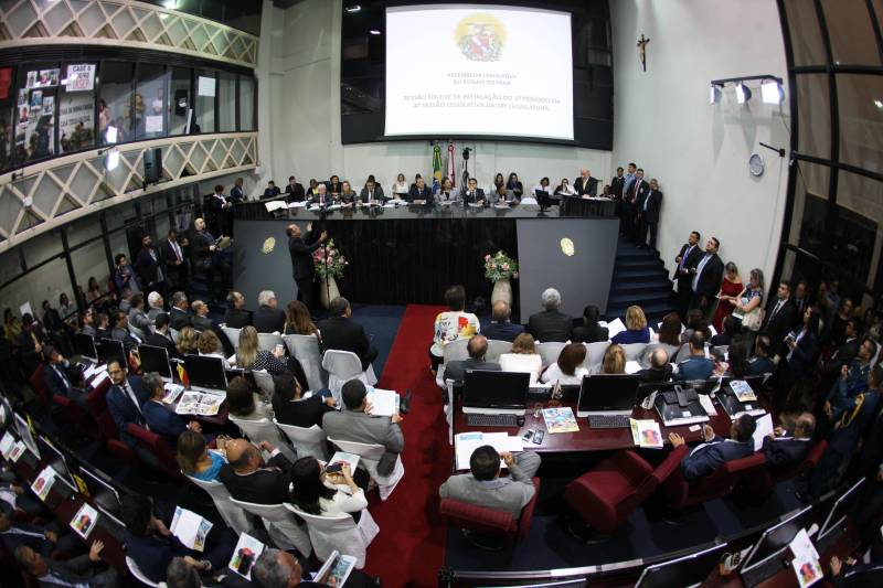 O governador Simão Jatene entregou, na manhã desta terça-feira (6), a "Mensagem Governamental do Pará à Assembleia Legislativa 2018", em sessão especial que abriu os trabalhos da Casa no exercício 2018. A leitura do documento destacou os principais resultados alcançados pelo governo no ano anterior e fez prognósticos de obras e serviços previstos para este ano.
FOTO: ANTONIO SILVA / AG. PARÁ
DATA: 06.02.2018
BELÉM - PARÁ <div class='credito_fotos'>Foto: Antônio Silva/Ag. Pará | <a href='/midias/2018/originais/806749de-4555-4f2c-9034-220b61fc6d75.jpg' download><i class='fa-solid fa-download'></i> Download</a></div>
