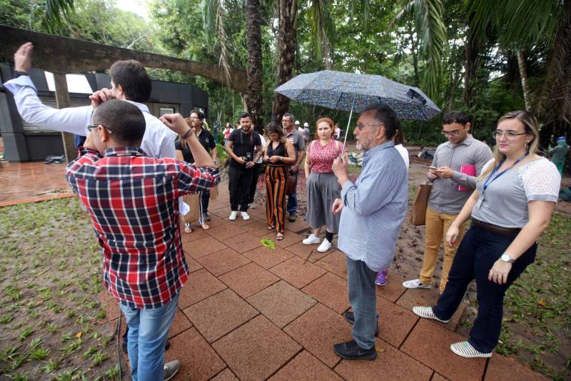Jornalistas, influenciadores digitais e membros da sociedade civil organizada participaram, nesta quinta-feira (15), da visita guiada ao Parque Estadual do Utinga (Peut) que será inaugurado na sexta-feira (16), às 16h30. Os convidados foram recebidos pelo secretário estadual de Cultura, o arquiteto Paulo Chaves; pelo presidente do Ideflor-bio, Thiago Novaes; pelo gerente do Peut, Julio Meyer; pelo secretário de comunicação, Daniel Nardin e pelo representante da diretoria da Unidade de Conservação do Parque, Wendel Andrade. O evento começou às 9h com a apresentação das melhorias feitas no espaço durante as obras, dos serviços que funcionarão no local e de algumas normas de utilização desse novo equipamento.
FOTO: SIDNEY OLIVEIRA / AG. PARÁ
DATA: 15.03.2018
BELÉM - PARÁ <div class='credito_fotos'>Foto: Sidney Oliveira/Ag. Pará | <a href='/midias/2018/originais/806806be-1665-4027-a64e-432b85c6d50b.jpg' download><i class='fa-solid fa-download'></i> Download</a></div>