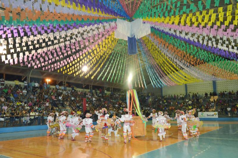O Arraial Municipal (foto) já virou uma tradição para os moradores do município de Paragominas, na região Rio Capim. Este ano, o público vai conferir o concurso de quadrilhas, comidas típicas e diversas apresentações culturais. Promovido pela Prefeitura de Paragominas, através da Secretaria Municipal de Cultura, Desporto e Lazer (Secult), o evento ocorre no período de 29 de junho à 1º de julho, na Praça do Ginásio Municipal de Esportes. Nesta edição, o Arraial traz o 8º Concurso Intermunicipal de Quadrilhas de Paragominas, que contará com a participação de doze concorrentes de sete municípios diferentes, como Belém, Igarapé-Açu, Abaetetuba, Concórdia do Pará, Ipixuna do Pará, São Miguel do Guamá e Tomé-Açu; e ainda diversos shows de bandas locais e de fora do município. “Este ano, quem passar pelo Ginásio de Esportes vai se divertir muito nesta festa que já virou uma tradição em Paragominas”, afirmou o prefeito Paulo Tocantins.
FOTO: ASCOM / PREFEITURA DE PARAGOMINAS
DATA: 30.06.2016
PARAGOMINAS - PARÁ <div class='credito_fotos'>Foto: ASCOM / PREFEITURA DE PARAGOMINAS | <a href='/midias/2018/originais/80700809-2a0a-47d1-b623-28f4ae6fa971.jpg' download><i class='fa-solid fa-download'></i> Download</a></div>