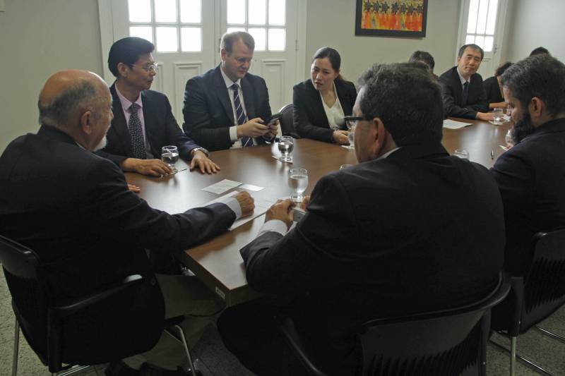 O presidente da China Brazil New Energy Environment International Investment (CBSteel), Zhang Shengsheng, declarou ao governador do Pará, Simão Jatene, e ao secretário estadual de Desenvolvimento Econômico, Adnan Demachki, em reunião no Palácio do Governo, neste sábado, 24, que tem interesse em investir no Pará nas áreas de mineração, agronegócio e turismo. Shengsheng, liderou uma comitiva do Grupo CBSteel, que foi ao Palácio do Governo, em Belém, conversar com Jatene. O governador Simão Jatene disse que o Estado está disposto a negociar com a empresa, desde que a parceria resulte em vantagens socioeconômicas para a população paraense, sem deixar de ser lucrativa aos chineses. ''Queremos que nossos recursos ajudem a desenvolver o Brasil e até outros países, mas é vital que eles contribuam para melhorar a qualidade de vida do povo paraense; esse é o cerne de nossa política de desenvolvimento econômico'', informou o governador Jatene.
FOTO: RODOLFO OLIVEIRA / AG. PARÁ
DATA: 24.05.2018
BELÉM - PARÁ <div class='credito_fotos'>Foto: Rodolfo Oliveira/Ag. Pará | <a href='/midias/2018/originais/8070b19e-a9ba-4279-80f1-18cd6cae35f8.jpg' download><i class='fa-solid fa-download'></i> Download</a></div>