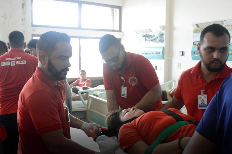 A farmacêutica Paula Ledo viveu um dia de trabalho diferente no Hospital Metropolitano de Urgência e Emergência, em Ananindeua (PA). Ela foi resgatada e colocada em uma maca, no terceiro andar da unidade, por membros da brigada de incêndio. A colaboradora participou da simulação de incêndio, na quinta-feira (10).
FOTO: ASCOM HMUE
DATA: 10.05.2018
ANANINDEUA - PARÁ <div class='credito_fotos'>Foto: ASCOM HMUE | <a href='/midias/2018/originais/80768b68-18ce-4915-84b7-7fce791b92dd.jpg' download><i class='fa-solid fa-download'></i> Download</a></div>