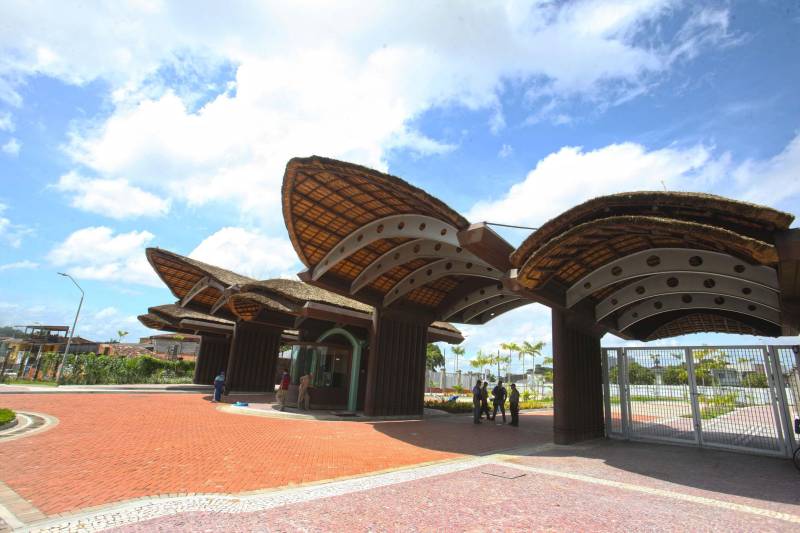 Bastante aguardado, o novo Parque Estadual do Utinga (PEUt) será reaberto ao público pelo Governo do Estado nos próximos dias 16 e 17 de março. Os serviços do mais importante espaço de preservação e estudo da biodiversidade dentro da Região Metropolitana de Belém serão oferecidos em caráter experimental. Na sexta-feira, a partir das 16h30, serão realizadas apresentações artísticas, com o Boi Veludinho, crianças do Pro Paz e a premiada Orquestra Sinfônica do Theatro da Paz. A apresentação será em um espaço ao ar livre e não será necessária a retirada de ingressos, por esse motivo, a recomendação é que o público chegue cedo, porque a entrada será fechada quando o espaço estiver lotado. No sábado, será realizada uma grande caminhada, a partir das 8 horas, com paradas para informações educativas sobre a fauna, flora e sobre os novos espaços. Por conta da grande quantidade de pessoas, incluindo crianças e idosos, o Corpo de Bombeiros recomendou e, a organização do evento acatou, a necessidade de se evitar durante a manhã do sábado o trânsito de veículos sobre rodas, como carros, bicicletas, skates e patins. Depois das 12 horas e durante todo o funcionamento do parque, a entrada e o uso por praticantes desta modalidade está completamente liberada no Parque. No domingo, o parque funciona normalmente ao público no horário de 5h30 às 17h, assim como nos outros dias, de segunda a segunda.
FOTO: IGOR BRANDÃO / AG PARÁ
DATA: 11.032018
BELÉM - PARÁ <div class='credito_fotos'>Foto: IGOR BRANDÃO / AG. PARÁ | <a href='/midias/2018/originais/808d581d-e938-4323-8535-b71dc8fd00b2.jpg' download><i class='fa-solid fa-download'></i> Download</a></div>