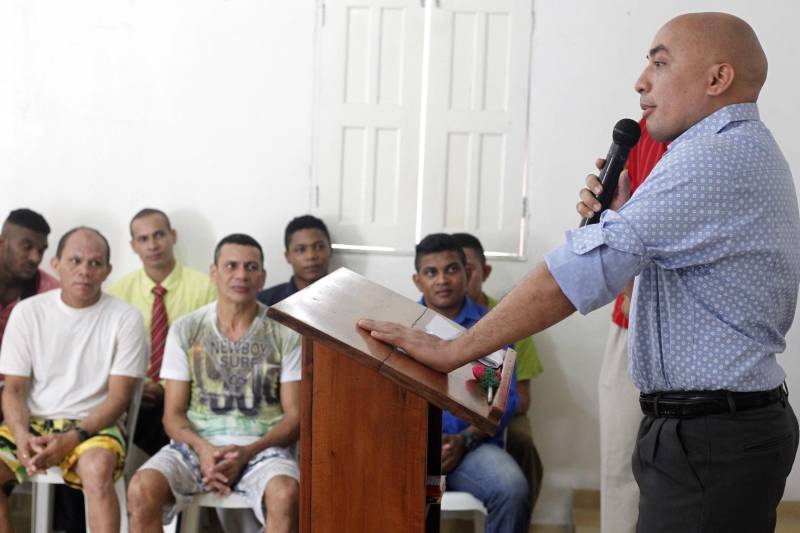 A erradicação do analfabetismo nos presídios do Pará é uma das metas de gestão da Superintendência do Sistema Penitenciário do Estado (Susipe), que por meio da sua Diretoria de Reinserção Social, realizou na manhã da última quinta-feira (22), a cerimônia de entrega do certificado de alfabetização à 32 internos custodiados no Centro de Recuperação do Coqueiro (CRC). Um dos facilitadores que participa do processo de alfabetização dos presos é o detento Regicleison Costa, 35 (foto), que é aluno do terceiro semestre de pedagogia

FOTO: AKIRA ONUMA / ASCOM SUSIPE
DATA: 22.11.2018
BELÉM - PARÁ <div class='credito_fotos'>Foto: Akira Onuma / Ascom Susipe   |   <a href='/midias/2018/originais/809ed746-12c1-408b-ae5b-603012c3136c.jpg' download><i class='fa-solid fa-download'></i> Download</a></div>