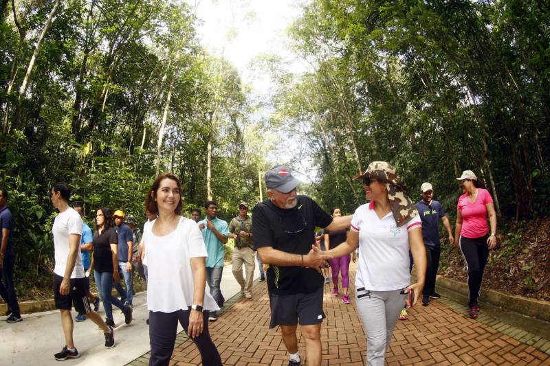 Uma reabertura feita a milhares de mãos. A fita inaugural colocada no inicio da trilha principal do Parque do Utinga foi rompida por mais de cinco mil pessoas ansiosas pelo inicio da caminhada, marcando o segundo dia da programação de reabertura do mais novo espaço paraense de lazer e interatividade com a natureza. Misturado aos populares, o governador Simão Jatene andou os quatro quilômetros que separam a entrada do parque ao seu ponto final, o Recanto da Volta.
FOTO: THIAGO GOMES / AG. PARÁ
DATA: 17.03.2018
BELÉM - PARÁ <div class='credito_fotos'>Foto: Thiago Gomes /Ag. Pará | <a href='/midias/2018/originais/809f3eb3-66b2-4a7e-a7af-b57f8f8d6118.jpg' download><i class='fa-solid fa-download'></i> Download</a></div>