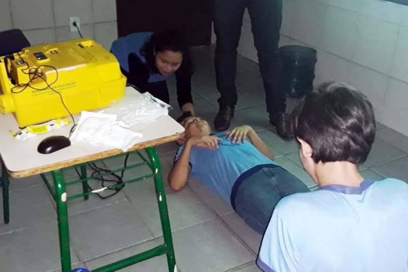 Na tarde dessa terça-feira, 27, o Hospital Jean Bitar (HJB) promoveu mais uma ação do projeto “Pequenos Cuidados para uma grande vida”, com palestra sobre primeiros socorros, ministrada na Escola de Ensino Fundamental Professor Waldemar Ribeiro.

FOTO: ASCOM INDSH
DATA: 28.11.52018
BELÉM - PARÁ <div class='credito_fotos'>Foto: ASCOM / INDSH   |   <a href='/midias/2018/originais/80a12faa-8a2a-4a1d-b104-6fb278d28d9b.jpg' download><i class='fa-solid fa-download'></i> Download</a></div>