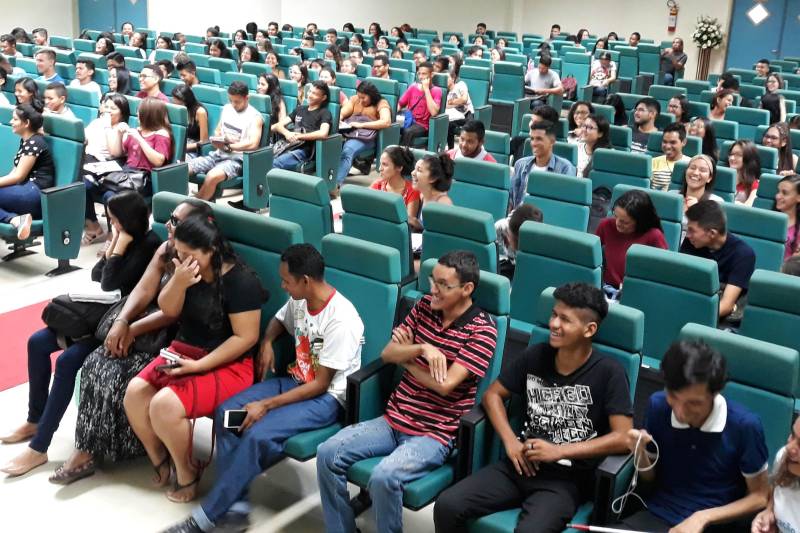 Nem a Copa do Mundo foi capaz de deixar em casa estudantes que se preparam para o Exame Nacional do Ensino Médio. Em pleno domingo de futebol, com a estreia da seleção brasileira, eles lotaram o auditório da Universidade Federal do Oeste do Pará (Ufopa) para assistirem aos aulões da equipe de professores do Pro Paz Enem, que pela segunda vez no ano foi realizado em Santarém, na região oeste do estado.
FOTO: SAMEUL ALVARENGA / CRGBA
DATA: 17.06.2018
SANTARÉM - PARÁ <div class='credito_fotos'>Foto: SAMUEL ALVARENGA / ASCOM CRGBA | <a href='/midias/2018/originais/80a602d6-e5fc-4eb0-b213-388d3be60f90.jpg' download><i class='fa-solid fa-download'></i> Download</a></div>