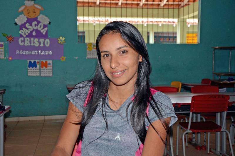 Com o tema Esporte Adaptado, a Secretaria de Estado de Educação (Seduc), por meio do Núcleo de Esporte e Lazer (NEL), levou para o município de Mãe do Rio, no nordeste paraense, nesta quarta-feira (09), a formação para professores e estudantes de Educação Física sobre incentivo à prática esportiva por Pessoas com Deficiências (PCD) e Paralimpíadas Escolares. Atualmente, estão matriculadas na rede pública estadual de ensino quase 11 mil pessoas com deficiência. A formação, que ocorreu na Escola Municipal Santa Rita, faz parte da programação dos Jogos Estudantis Paraenses (JEPs), realizados no município até o próximo domingo (13). Na foto, Sílvia Lemos, estudante do 7º semestre de Educação Física.
FOTO: ELISEU DIAS / ASCOM SEDUC
DATA: 09.05.2018
MÃE DO RIO - PARÁ <div class='credito_fotos'>Foto: Eliseu Dias / Ascom Seduc | <a href='/midias/2018/originais/80c04a46-f410-4090-8754-3b6a044bd158.jpg' download><i class='fa-solid fa-download'></i> Download</a></div>
