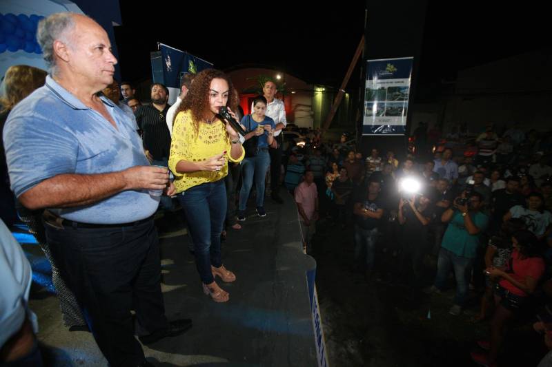 O Governo do Pará garante mais investimentos em segurança, infraestrutura e regularização fundiária ao município de Capanema, no nordeste paraense. Na noite desta segunda-feira (4) foram entregues novas viaturas para a Polícia Militar e assinados convênios e ordens de serviço para novas obras na cidade. Na foto, a titular da Semsu, Izabela Jatene.

FOTO: MÁCIO FERREIRA / AG. PARÁ
DATA: 04.06.2018
CAPANEMA - PARÁ <div class='credito_fotos'>Foto: MÁCIO FERREIRA/ AG. PARÁ   |   <a href='/midias/2018/originais/80c328bd-ac88-46f7-bc61-ac0cc76c123c.jpg' download><i class='fa-solid fa-download'></i> Download</a></div>