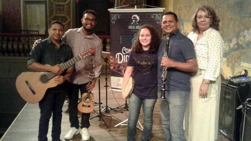 A música genuinamente brasileira encheu de sonoridade o Theatro da Paz na edição deste mês do Projeto Concertos Didáticos (foto). Promovido pela Fundação Carlos Gomes em parceria com as secretarias estaduais de Educação e de Cultura, além da Secretaria Municipal de Educação (Semec), o evento contou com um número expressivo de estudantes de escolas públicas, que lotou a plateia e os camarotes do teatro para assistir a uma aula diferente, cheia de música e brasilidade. Lucas Costa, de 9 anos, era um desses estudantes. Ele se acomodou em uma das frisas do teatro e acompanhou atento aos sons dos instrumentos e tudo que os professores contaram sobre o chorinho, considerado a primeira música urbana tipicamente brasileira. Foi a primeira visita dele ao teatro, onde recebeu informações que pretende guardar consigo por um longo período. “Aprendi o quanto a música é importante para a nossa vida”, disse o estudante da Escola Estadual de Ensino Fundamental São Jerônimo.
FOTO: ASCOM / FCG
DATA: 27.04.2018
BELÉM - PARÁ <div class='credito_fotos'>Foto: ASCOM FCG | <a href='/midias/2018/originais/80cc3a0a-6d68-4012-b672-d4b267925988.jpg' download><i class='fa-solid fa-download'></i> Download</a></div>